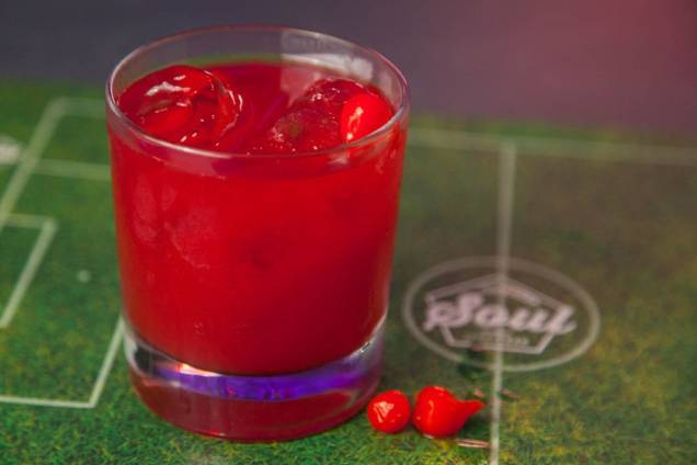 A mistura de vodca, frutas vermelhas, creme de hibisco, frutas cítricas e pimenta-biquinho recebe o nome de cartão vermelho A mistura de vodca, frutas vermelhas, creme de hibisco, frutas cítricas e pimenta-biquinho recebe o nome de cartão vermelho