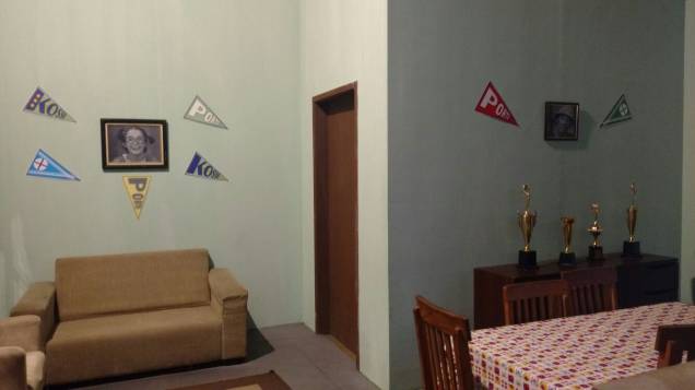 Casa do Seu Madruga: não vá se jogar nas cadeiras! Elas são cenográficas Casa do Seu Madruga: não vá se jogar nas cadeiras! Elas são cenográficas