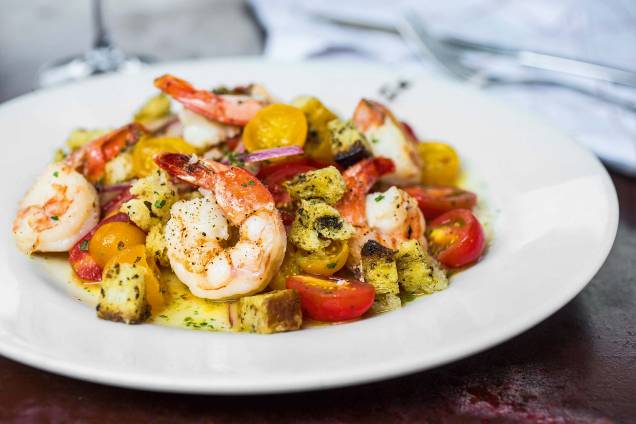 Prato de verão: a panzanella, feita com cubos crocantes de pão, camarão assado, tomatinho, cebola-roxa e fatias de laranja, é banhada em molho cítrico Prato de verão: a panzanella, feita com cubos crocantes de pão, camarão assado, tomatinho, cebola-roxa e fatias de laranja, é banhada em molho cítrico