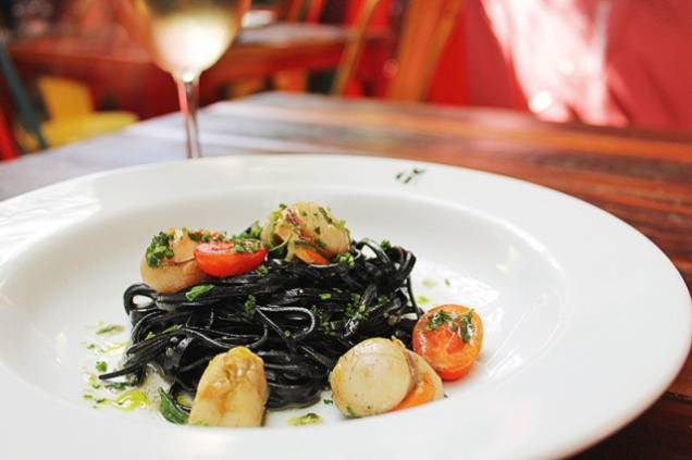 Tagliolini com o molusco e tomate: prato principal Tagliolini com o molusco e tomate: prato principal