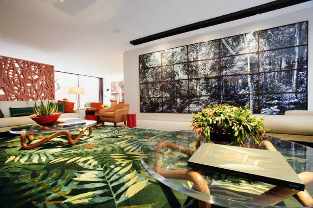Roberto Migotto: o tapete de 6 por 12 metros, de seda e lã, foi produzido em um vilarejo do Nepal. Paredes de pau a pique, feitas de barro e bambu, um painel inspirado nas raízes do mangue e uma foto da Floresta da Tijuca reforçam a temática nacional