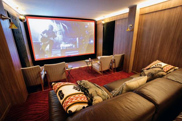 Adriana Giacometti: uma tela de 160 polegadas domina a pequena sala de cinema. A iluminação e o filme podem ser controlados por iPad ou celular. Para criar um clima de festa, dois globos espelhados descem do teto