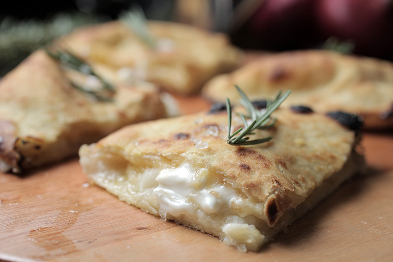 Minicalzone recheado de mascarpone, catupiry e parmesão