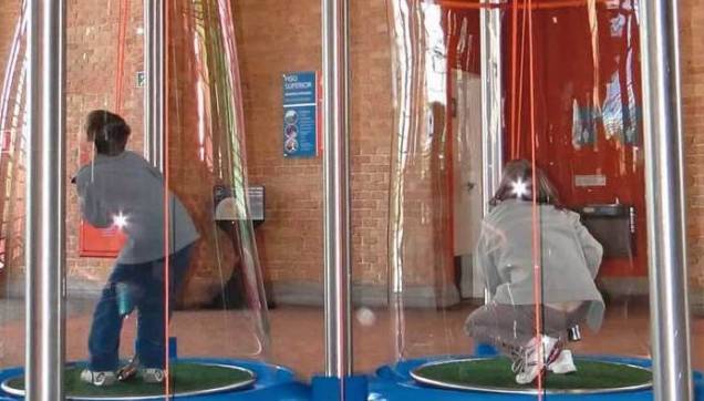 A instalação Fluidos: a criançada se esbalda na bolha de sabão gigante