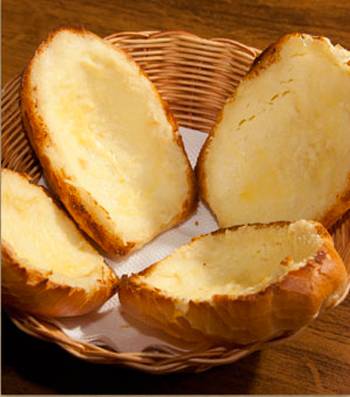 Para abrir o apetite: pão com catupiry e provolone Para abrir o apetite: pão com catupiry e provolone