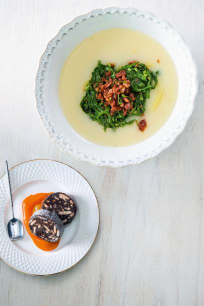 Caldo verde, um creme sedoso de batata com couve e bacon e Salame de chocolate, servido com creme de cenoura, maracujá e laranja