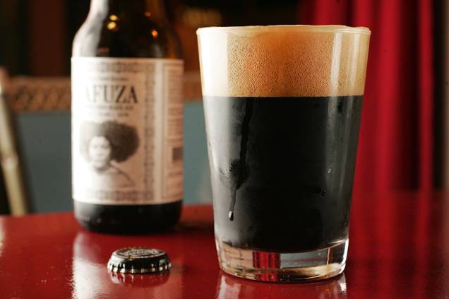 A carta de cervejas privilegia os rótulos nacionais, entre eles a escura Cafuza A carta de cervejas privilegia os rótulos nacionais, entre eles a escura Cafuza