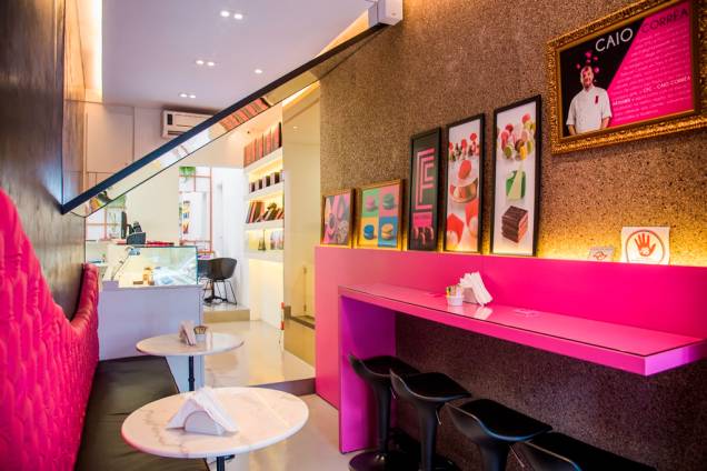 Pautada em tons de rosa, a decoração do espaço remete às pâtisseries francesas