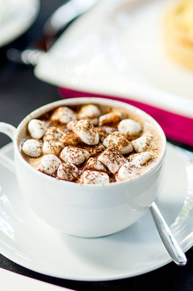 Chocolate quente cremoso com pedaços de marshmallow