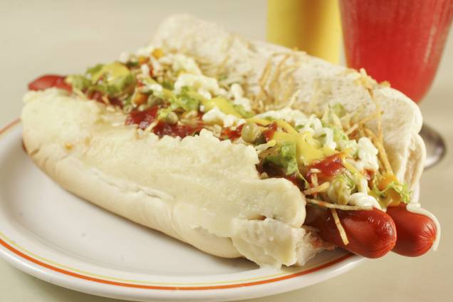 Charles Dog: cachorro-quente com quatro salsichas, alface picada, milho, ervilha, ketchup, mostarda, maionese, purê e batata palha