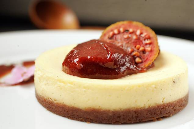Na sobremesa, a cheesecake leva cobertura de calda de goiabada