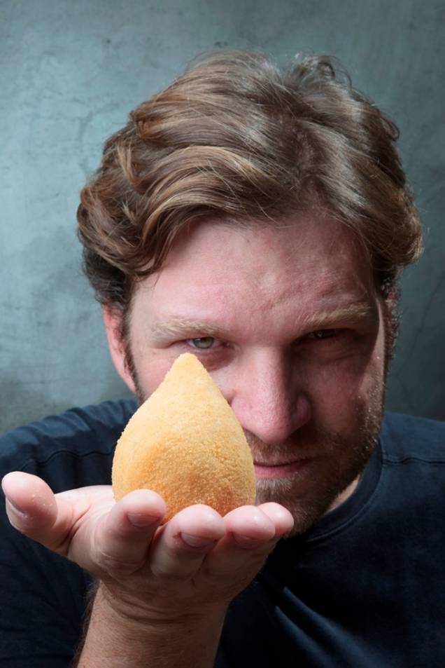 O chef e apresentador Carlos Bertolazzi serve a coxinha de pato e de costela (R$ 8,00 cada)