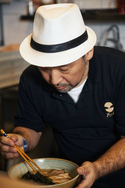 O chef Takeshi Koitani, dono de dois restaurantes especializados em lámen na região metropolitana de Tóquio, é o autor do cardápio
