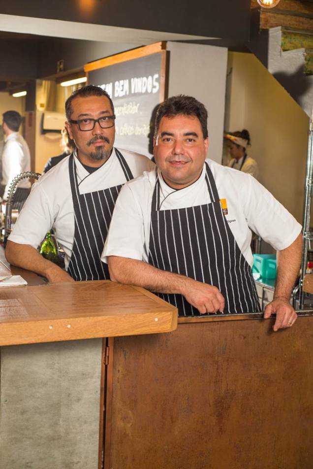 A cozinha está nas mãos dos chefs e donos Roberto Satoru Shimabukuro e Alexandre Ortigoso