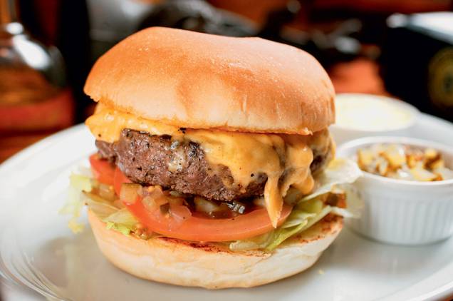 House burger: versão do cheese salada com relish de pepino