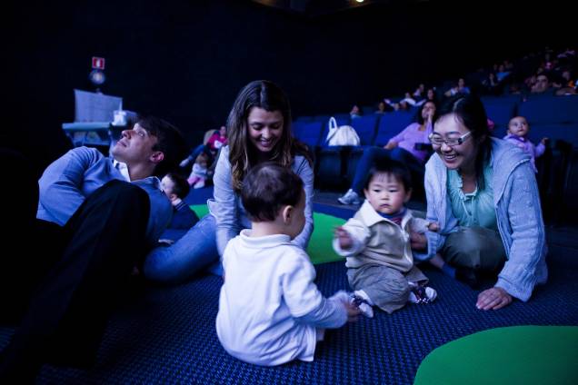 No escurinho do cinema: CineMaterna exibe lançamentos para pais com bebês de até 18 meses