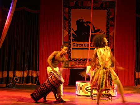 Circo De Ébanos: capoeira, maracatu e percussão dão o ritmo da apresentação