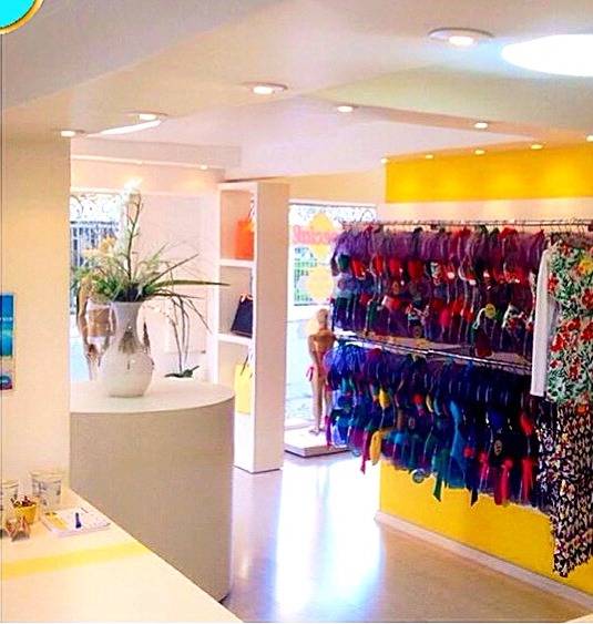 Claris: loja de moda praia e fitness
