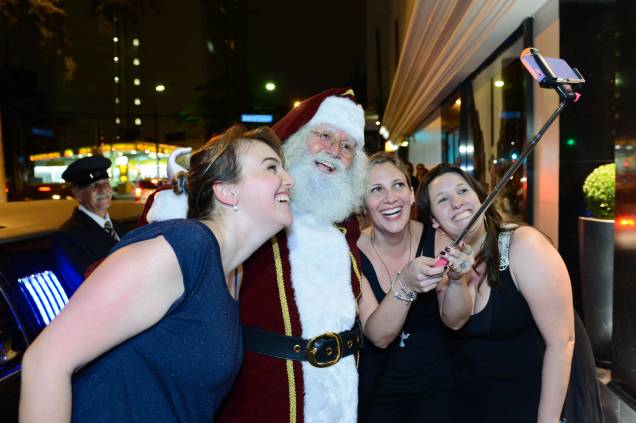 Papai Noel tira selfies com o público no Shopping Pátio Paulista