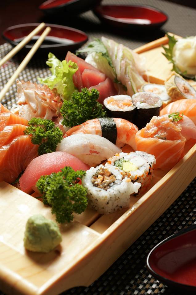 Combinado misto de sushi e sashimi