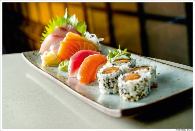 Sushis e sashimis de doze peças