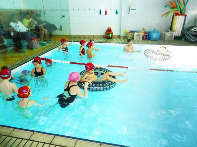 Na programação, há diversas aulas e brincadeiras na piscina