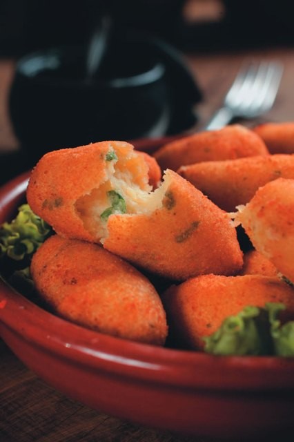 Porção de bolinhos de mandioca com queijo de minas