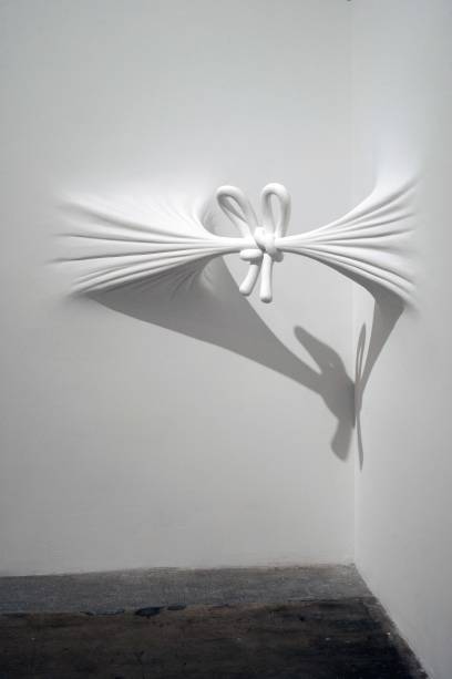 "Corner Knot" amarra duas paredes da galeria