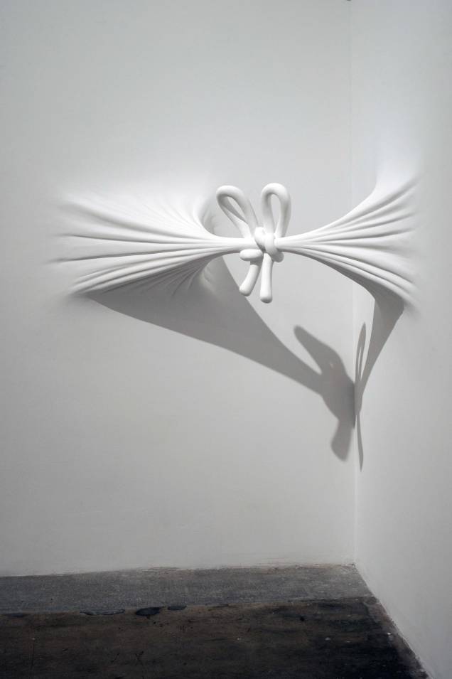 "Corner Knot" amarra duas paredes da galeria "Corner Knot" amarra duas paredes da galeria