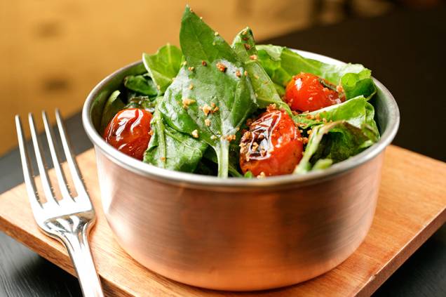 Panelinha de couve e espinafre salteado com tomatinhos e alho