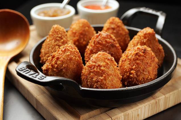 Coxinha de mandioquinha de casca crocante e recheio de costelinha suína Coxinha de mandioquinha de casca crocante e recheio de costelinha suína