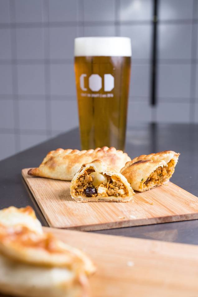 Chope pilsen e empanadas: boa parceria