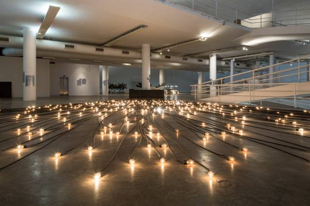 Este site-specific do francês Christian Boltanski é composto por 480 lâmpadas incandescentes que se apagam, uma a uma, a cada hora em que a exposição estiver aberta ao público
