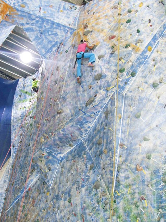 Parque de escalada indoor: adrenalina com segurança