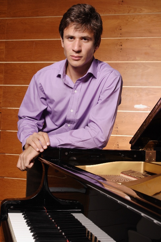 O pianista brasileiro Cristian Budu