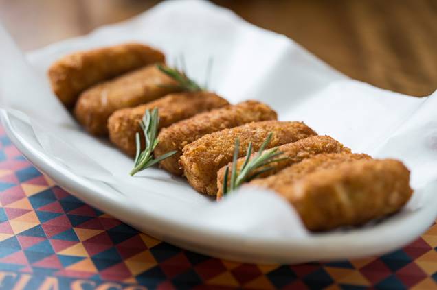 Croquetes à espanhola de frango e presunto cru Croquetes à espanhola de frango e presunto cru