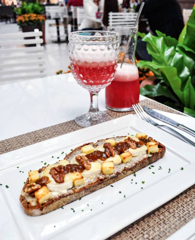 Brie com nozes, queijo de coalho e geleia de damasco Brie com nozes, queijo de coalho e geleia de damasco