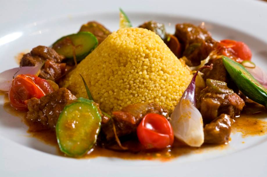 O guisado de cordeiro com cuscuz de farinha ovinha de Uarini e legumes: sabor da Amazônia