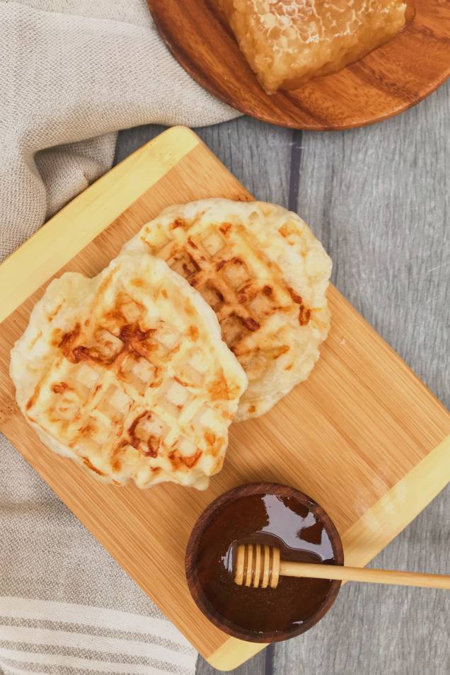 Waffle feito com massa de pão de queijo Waffle feito com massa de pão de queijo