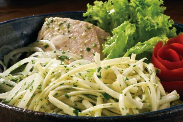 Salada de palmito pupunha desfiado com atum: opção leve do menu