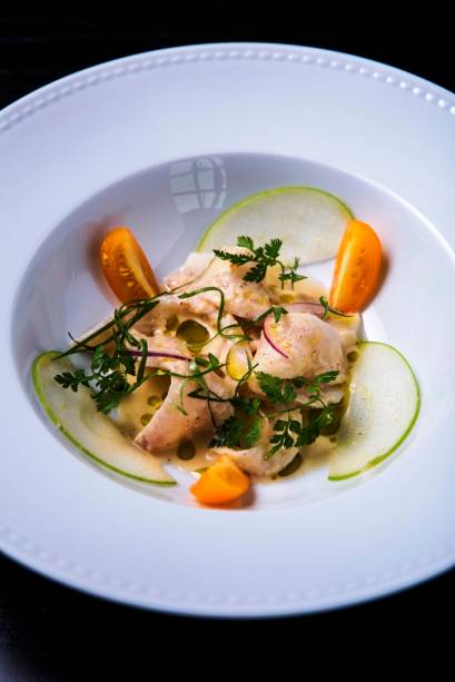 Ceviche preparado com robalo, molho cítrico, maçã verde e tomate