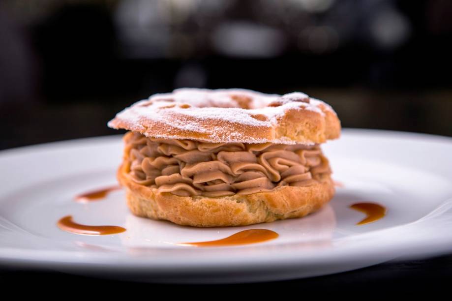 Paris-brest: carolina grande com creme de avelã