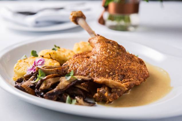 Ser Cozinha Contemporânea: molho de mel e mostarda, o duo de coxa e sobrecoxa confitadas de nhoque e cogumelo