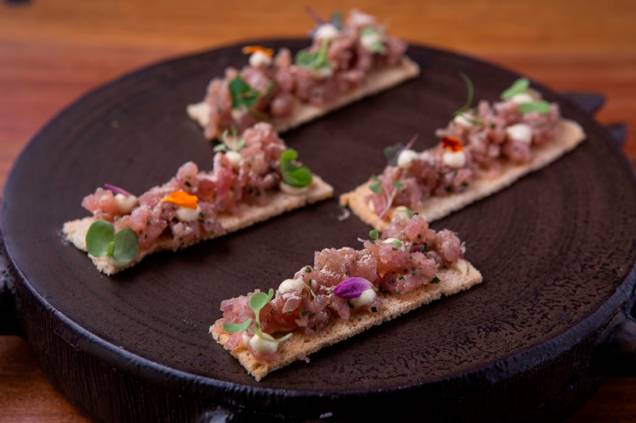 Tartare da carne curada com pó de cogumelo shiitake e maionese de tutano na torrada