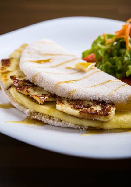 Tapioca de queijo de coalho, manteiga de garrafa e melado