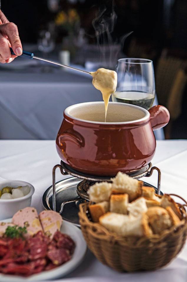 Fondue: versão que mescla queijos emmental, gruyère e appenzeller Fondue: versão que mescla queijos emmental, gruyère e appenzeller