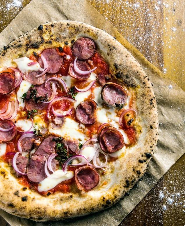 A pizza de calabresa, cebola-roxa, mussarela e orégano fresco