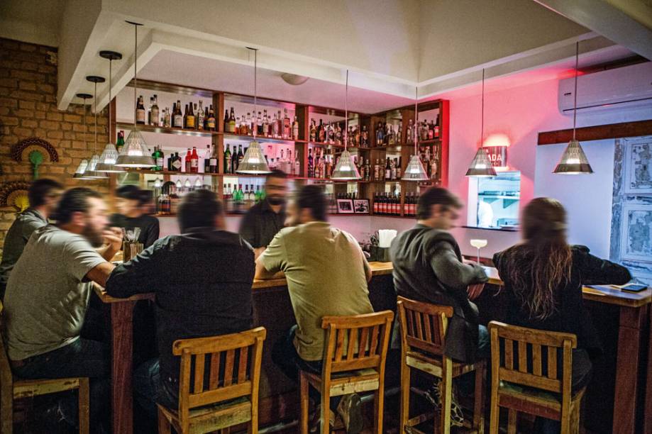 No balcão, de frente para os bartenders: sem frescura