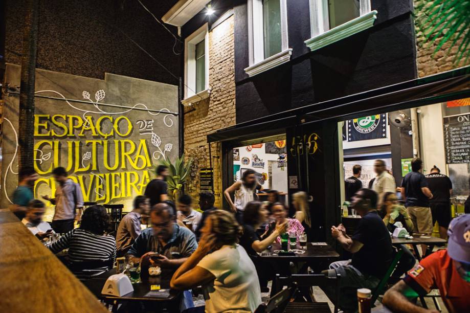 Varanda junto à calçada: bom lugar para beber chope