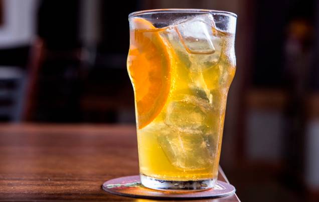 Tirado na pressão, o drinque fernandão leva uísque, chá earl grey e tônica Tirado na pressão, o drinque fernandão leva uísque, chá earl grey e tônica